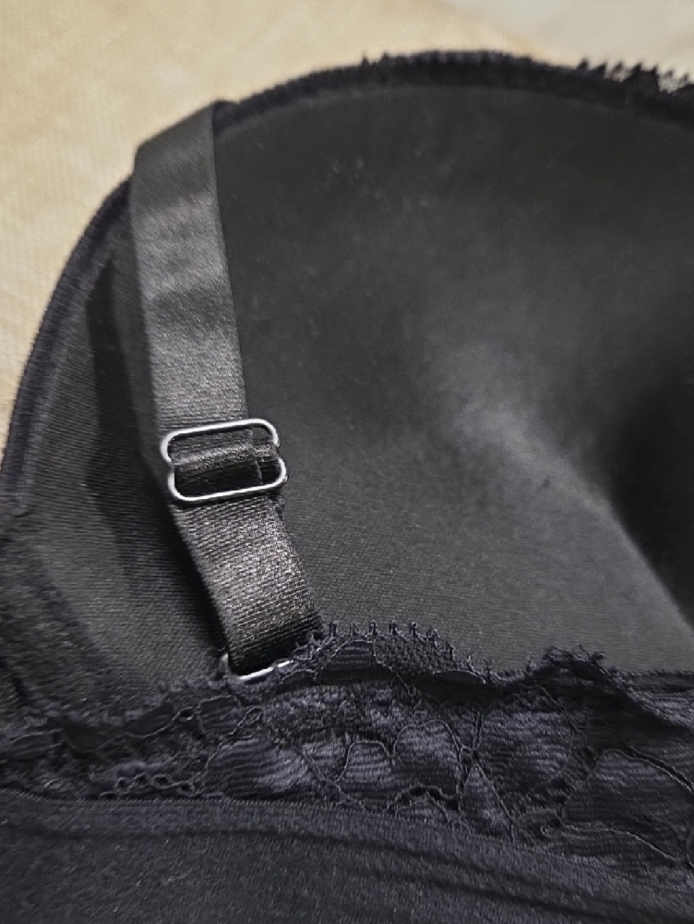 Elegant Black Lace Underwire Bra with Support - Picture 4 of 7